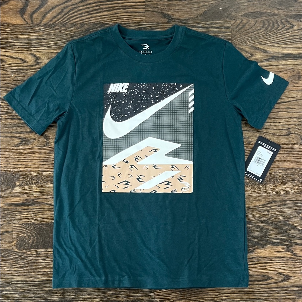 New Nike Boys Graphic Tee size 10-12